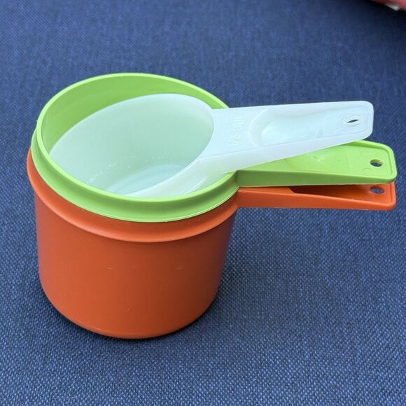 Mixed set Vintage Tupperware Measuring Cups 1 harvest, 3/4 lime, 1/3 white - Picture 3 of 7